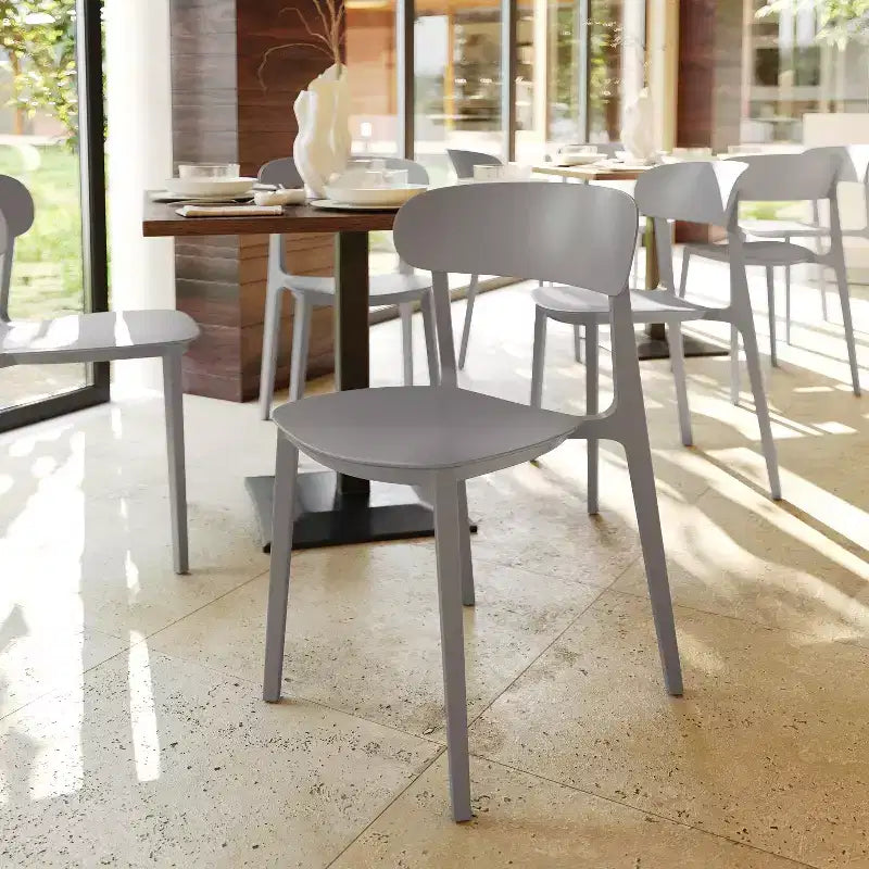 Chaise de terrasse empilable intérieur-extérieur avec dossier incurvé, chaise commerciale en résine toutes saisons