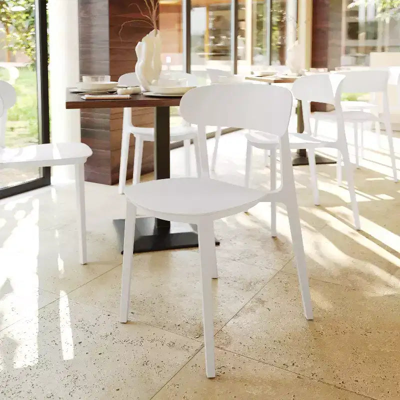 Chaise de terrasse empilable intérieur-extérieur avec dossier incurvé, chaise commerciale en résine toutes saisons