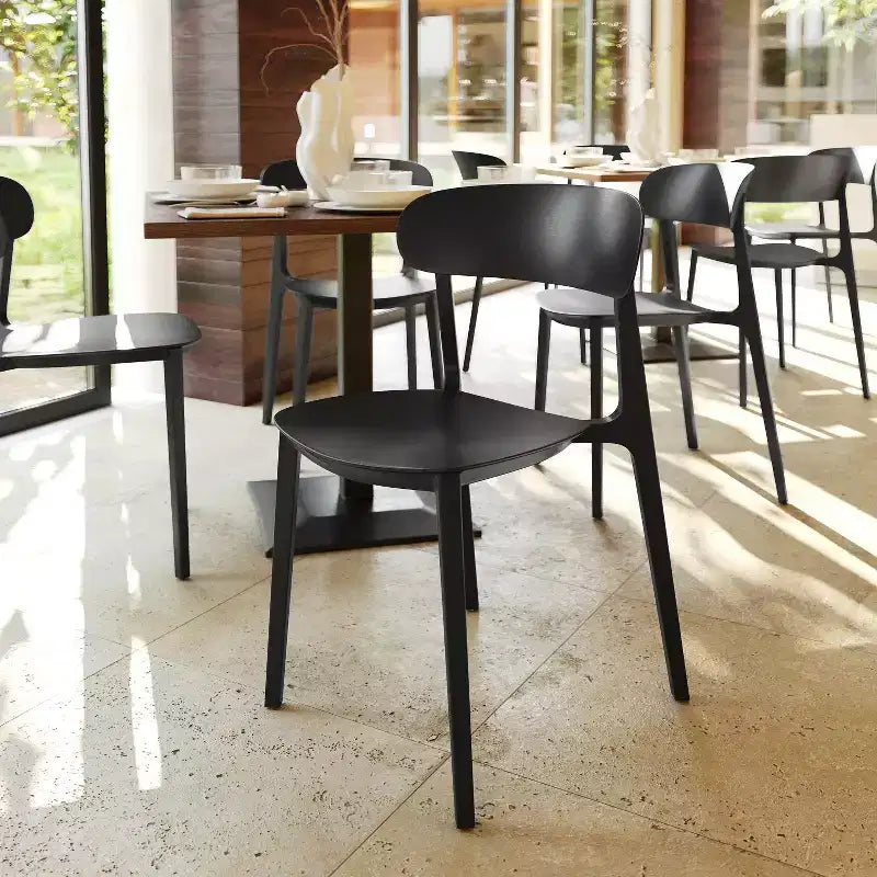 Chaise de terrasse empilable intérieur-extérieur avec dossier incurvé, chaise commerciale en résine toutes saisons