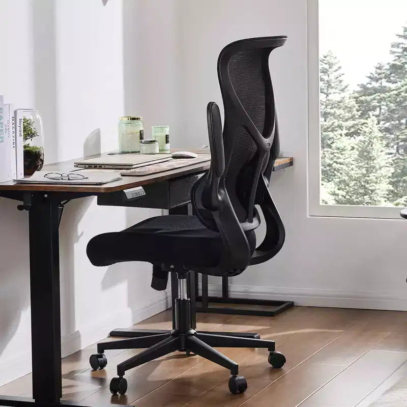 Chaise de bureau avec accoudoirs relevables Design compact se glisse sous le bureau