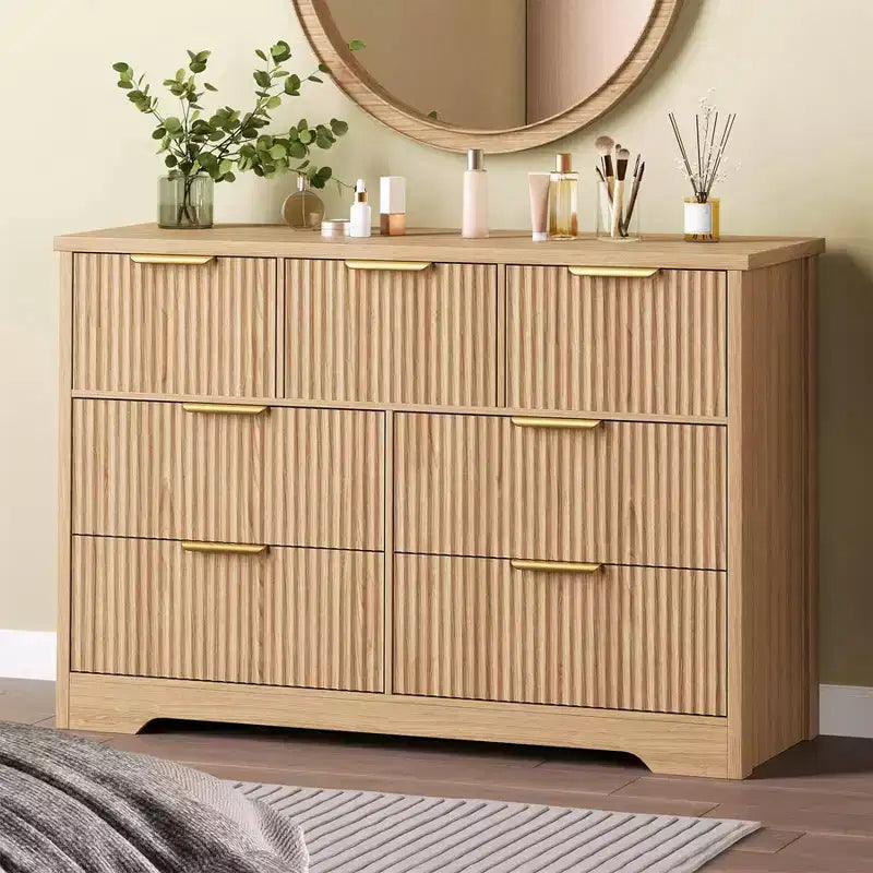 Commode moderne cannelée à 7 tiroirs – Finition chêne